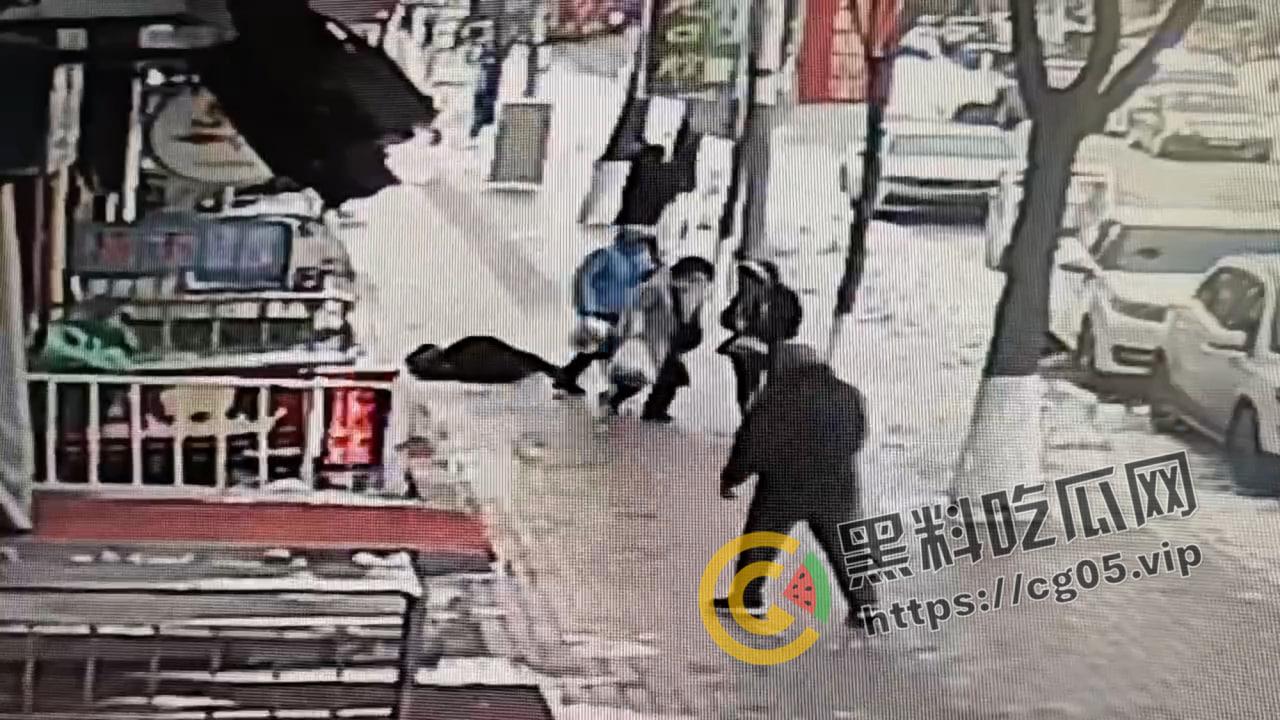 哈尔滨再现夺命冰溜子！屋顶凝结的巨大冰溜把路人头部直接刺穿 血溅了一米远 现场监控画面流出 太吓人了-1