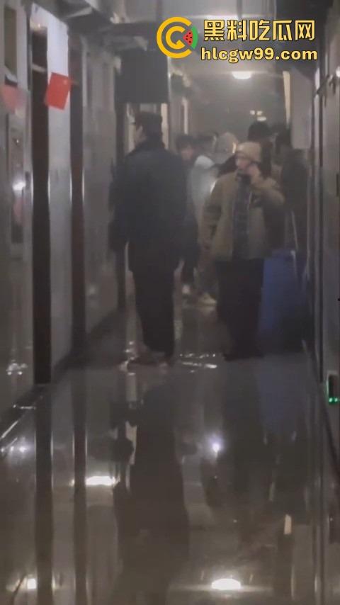 合肥工业大学研究生宿舍翻车，玩充气娃娃被舍友撞见，慌乱中烧毁证据，结果把整间宿舍点着了！-4