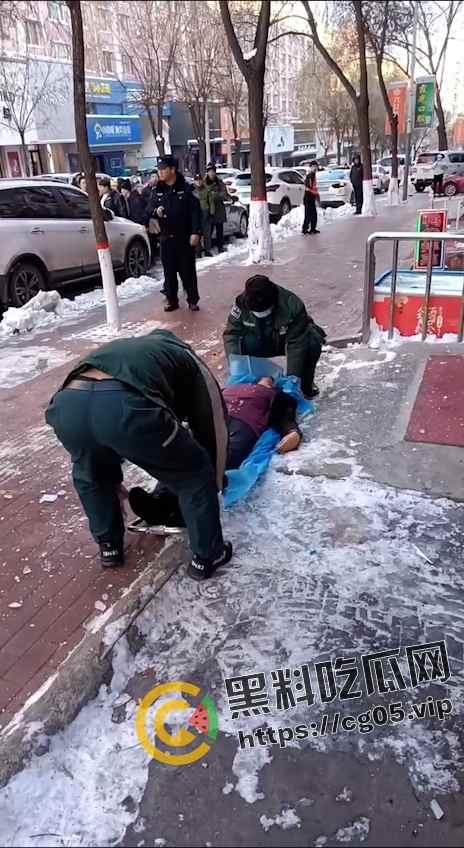 哈尔滨再现夺命冰溜子！屋顶凝结的巨大冰溜把路人头部直接刺穿 血溅了一米远 现场监控画面流出 太吓人了-3