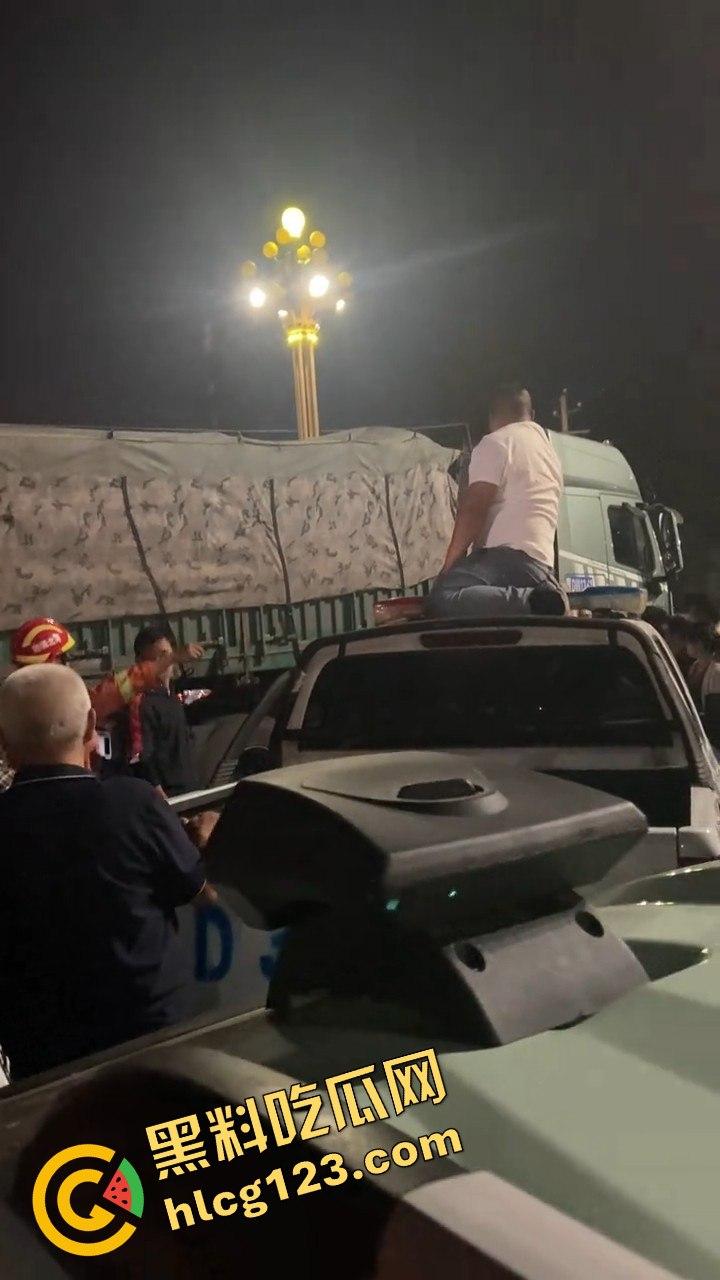 邯郸魏县北环大堵车，疑似挂车司机为伸冤硬堵路，现场一片混乱！-6