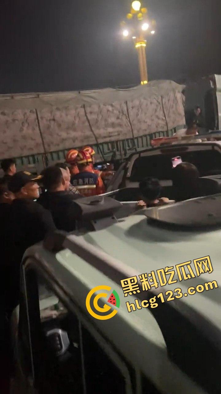 邯郸魏县北环大堵车，疑似挂车司机为伸冤硬堵路，现场一片混乱！-11