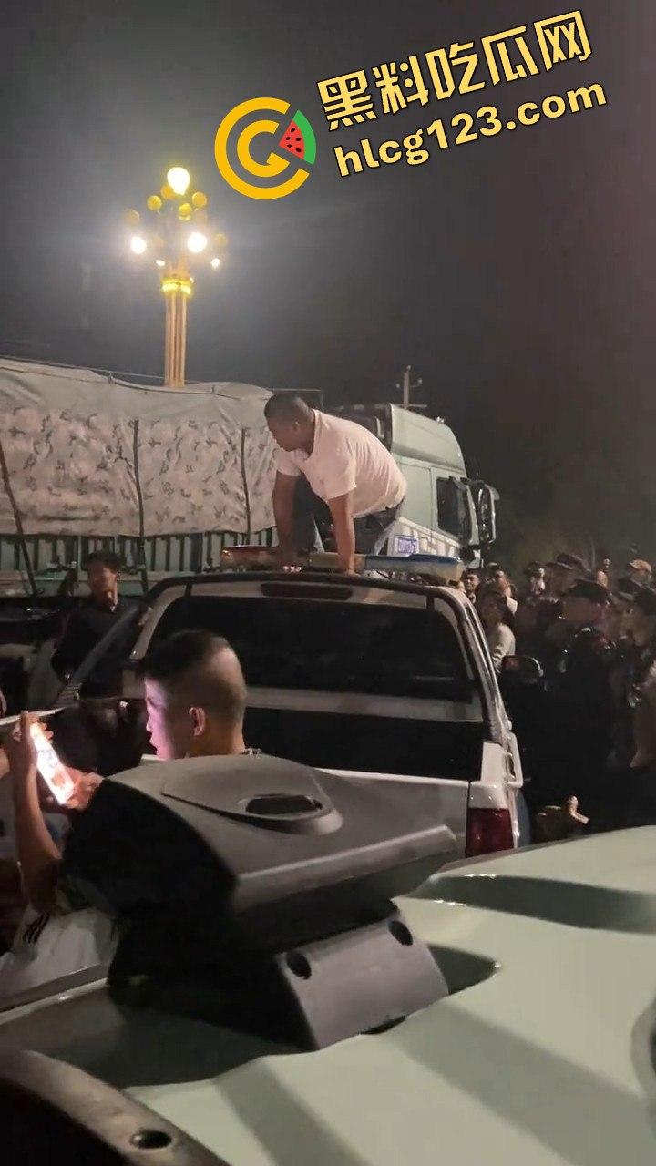 邯郸魏县北环大堵车，疑似挂车司机为伸冤硬堵路，现场一片混乱！-12