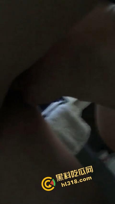 一手锅铲一手菜刀，妹子切着菜背后偷袭被人从背后顶住猛钻菊花，后庭前庭连环舔，围裙下全是水！-14