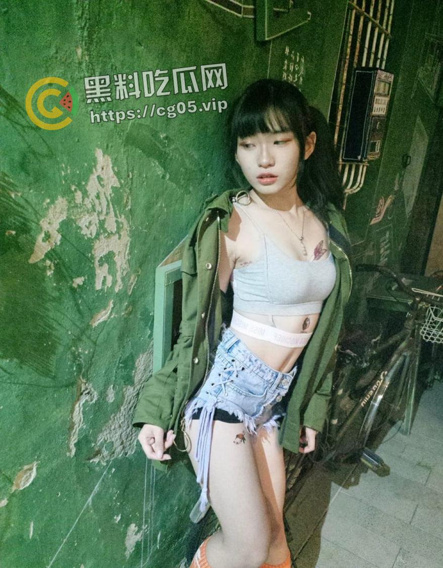 台湾基隆模特 林雅雯 早期被网调不雅自拍流出 小小年纪就风骚的不成样子-6