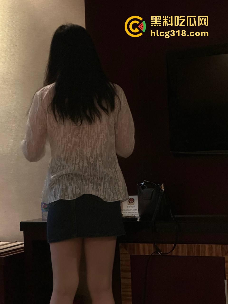 深夜约炮巨乳学姐！极品高颜值尤物惨遭抱腿正插，无套内射骚穴，高冷学姐轻松拿下！-3