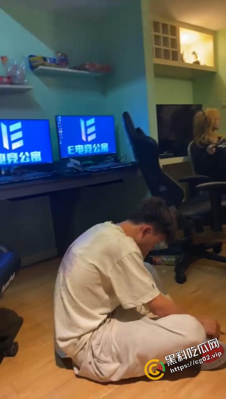 男生造女生黄谣 反被勾引到酒店戏耍 一开门 满屋子的纹身扣脚大汉 围着他暴打羞辱-18